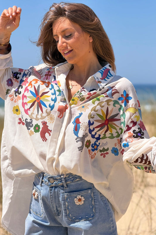 Camisa Beige Estampado Bordado Flores y Animales