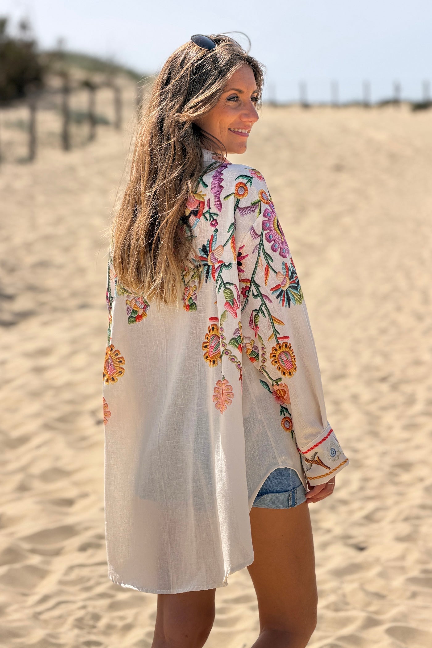 Camisa Beige Amplia Estampado Flores Bordado