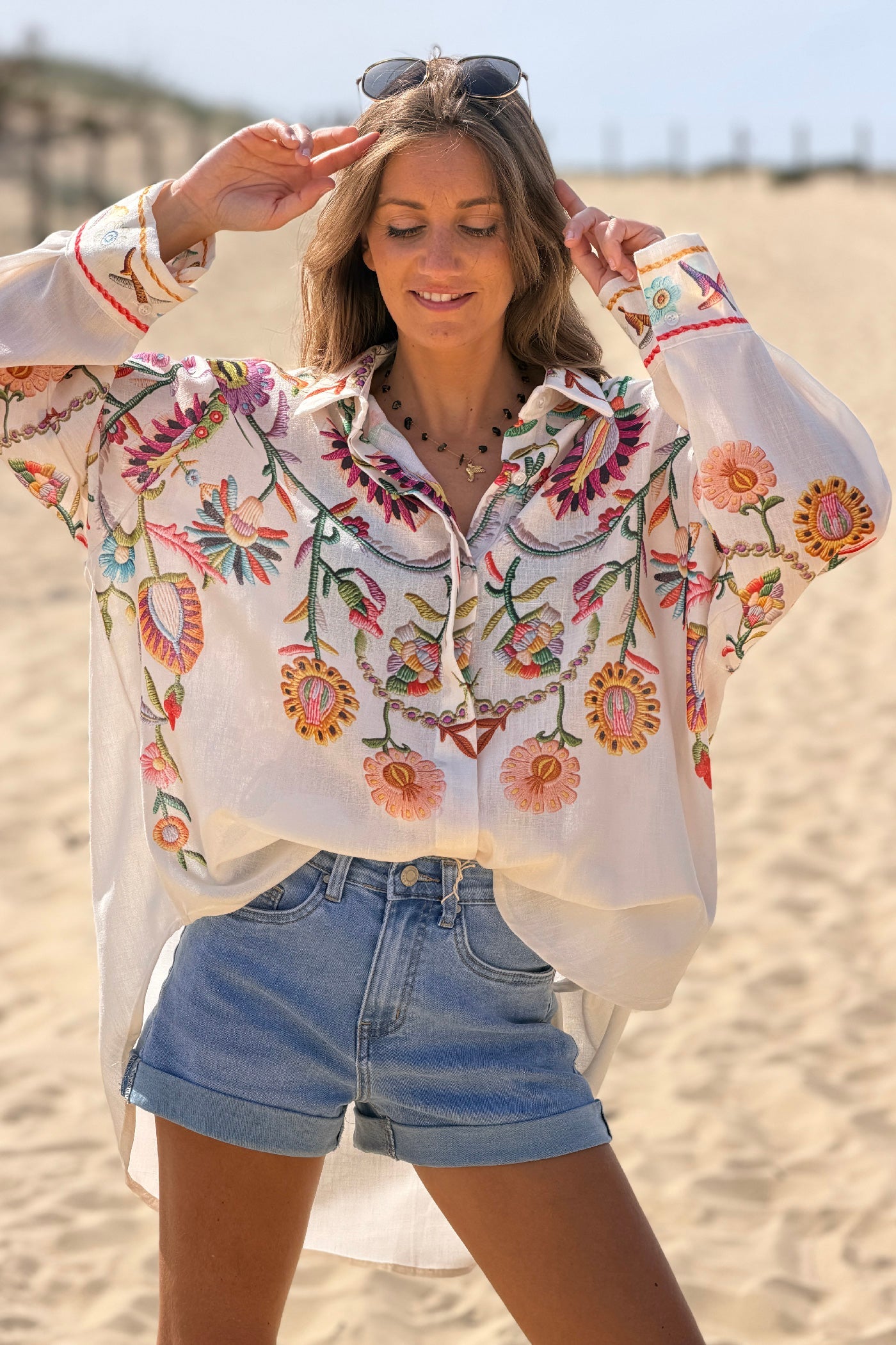 Camisa Beige Amplia Estampado Flores Bordado