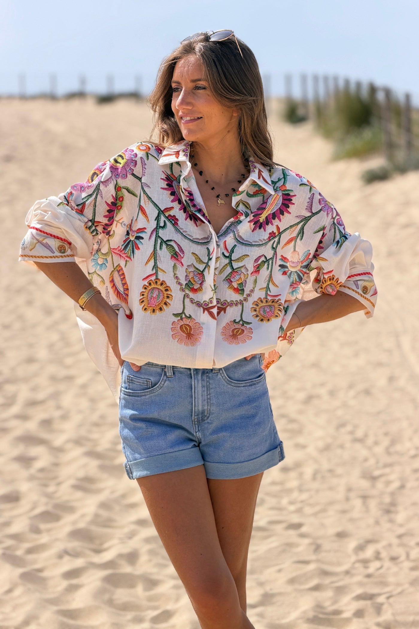 Camisa Beige Amplia Estampado Flores Bordado