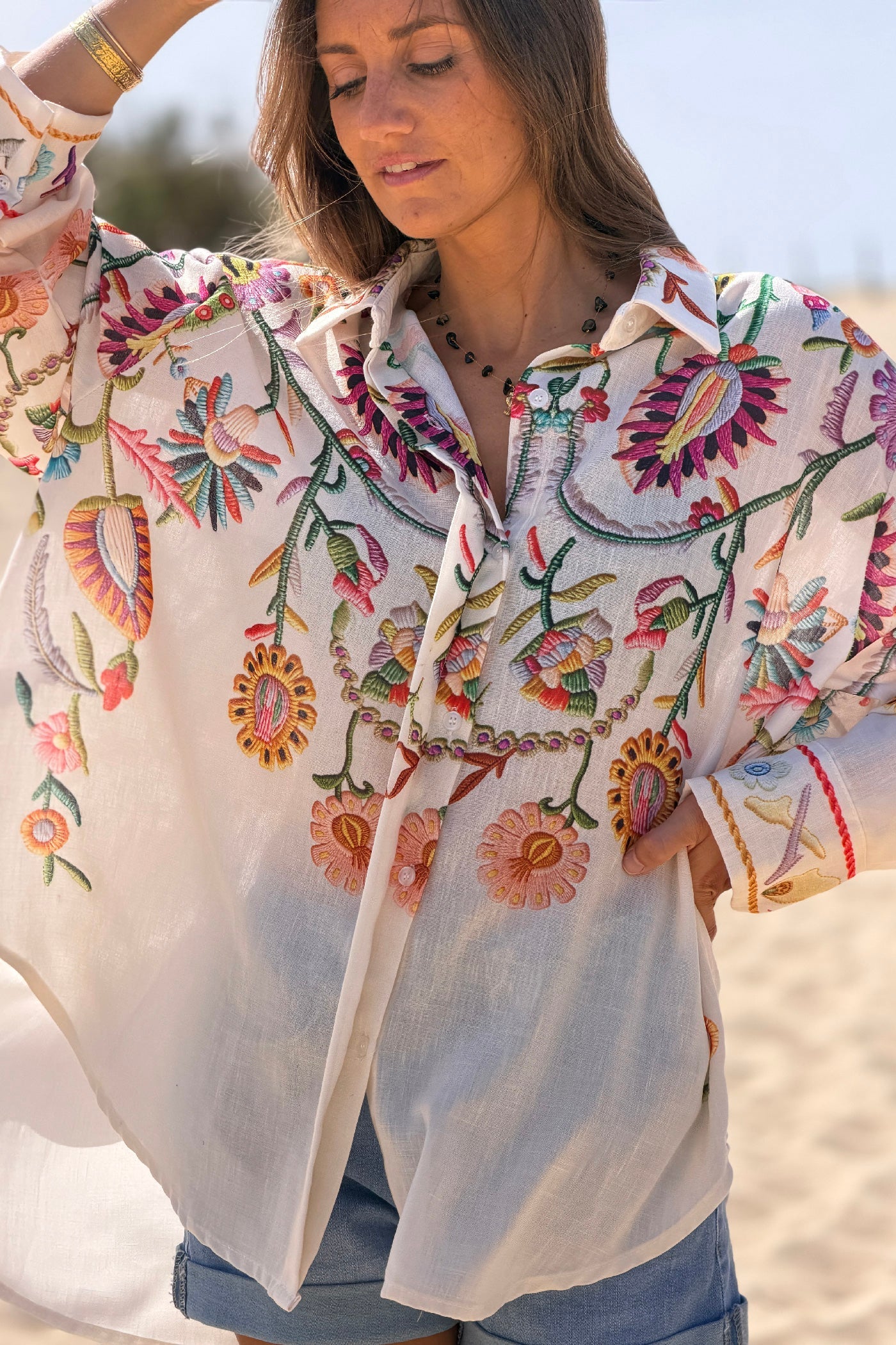 Camisa Beige Amplia Estampado Flores Bordado