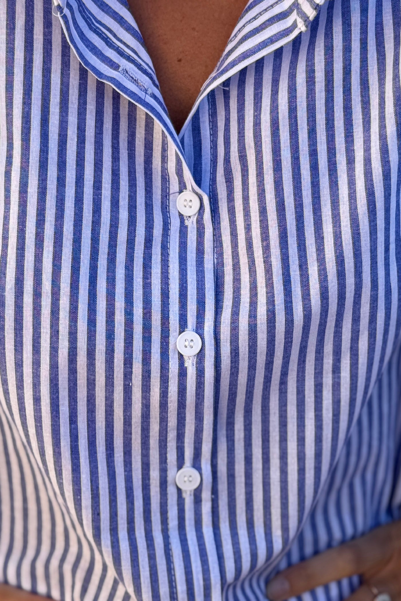Camisa Blanca Algodón Rayas Azules Cuello Victoriano
