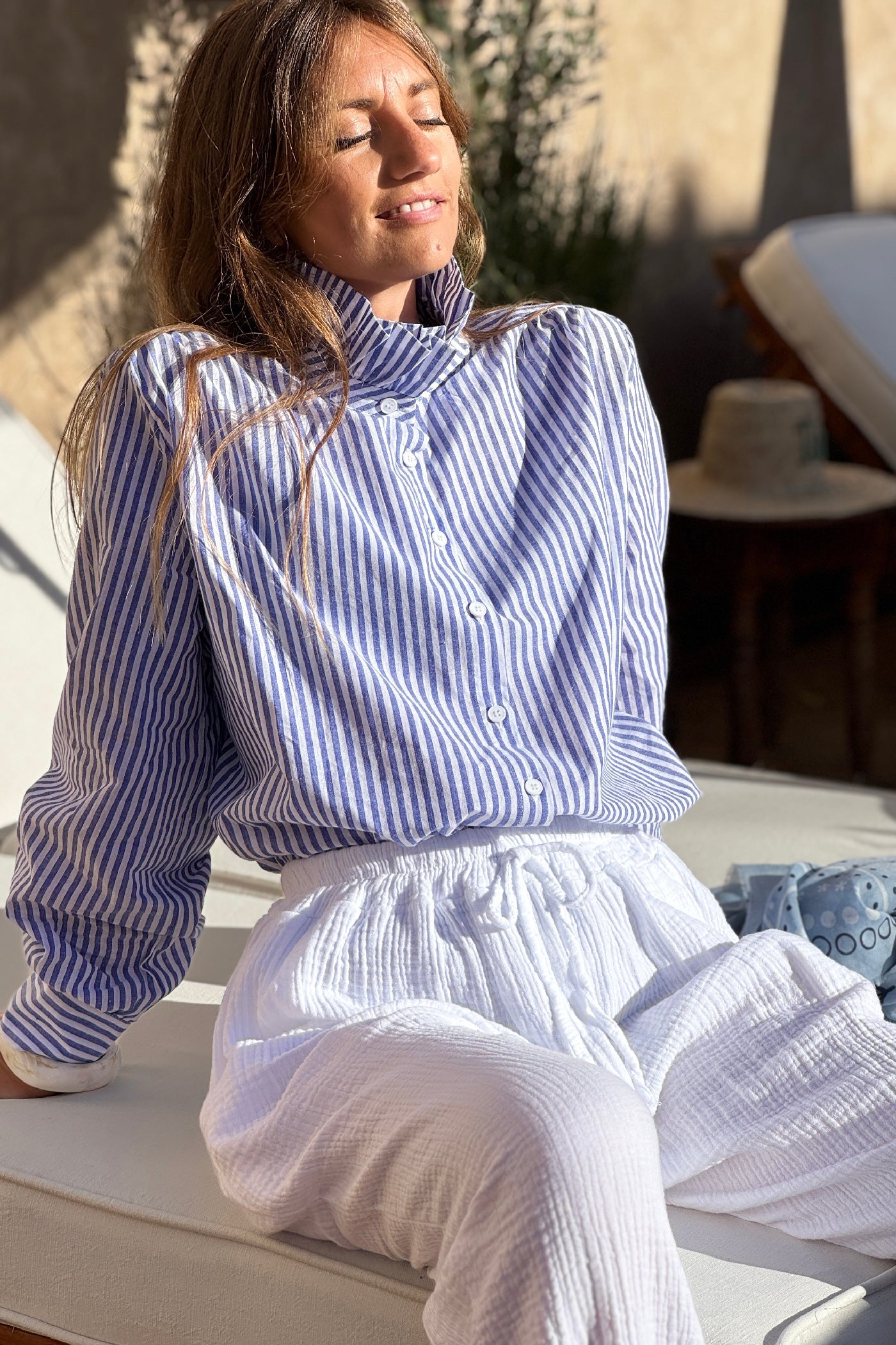 Camisa Blanca Algodón Rayas Azules Cuello Victoriano