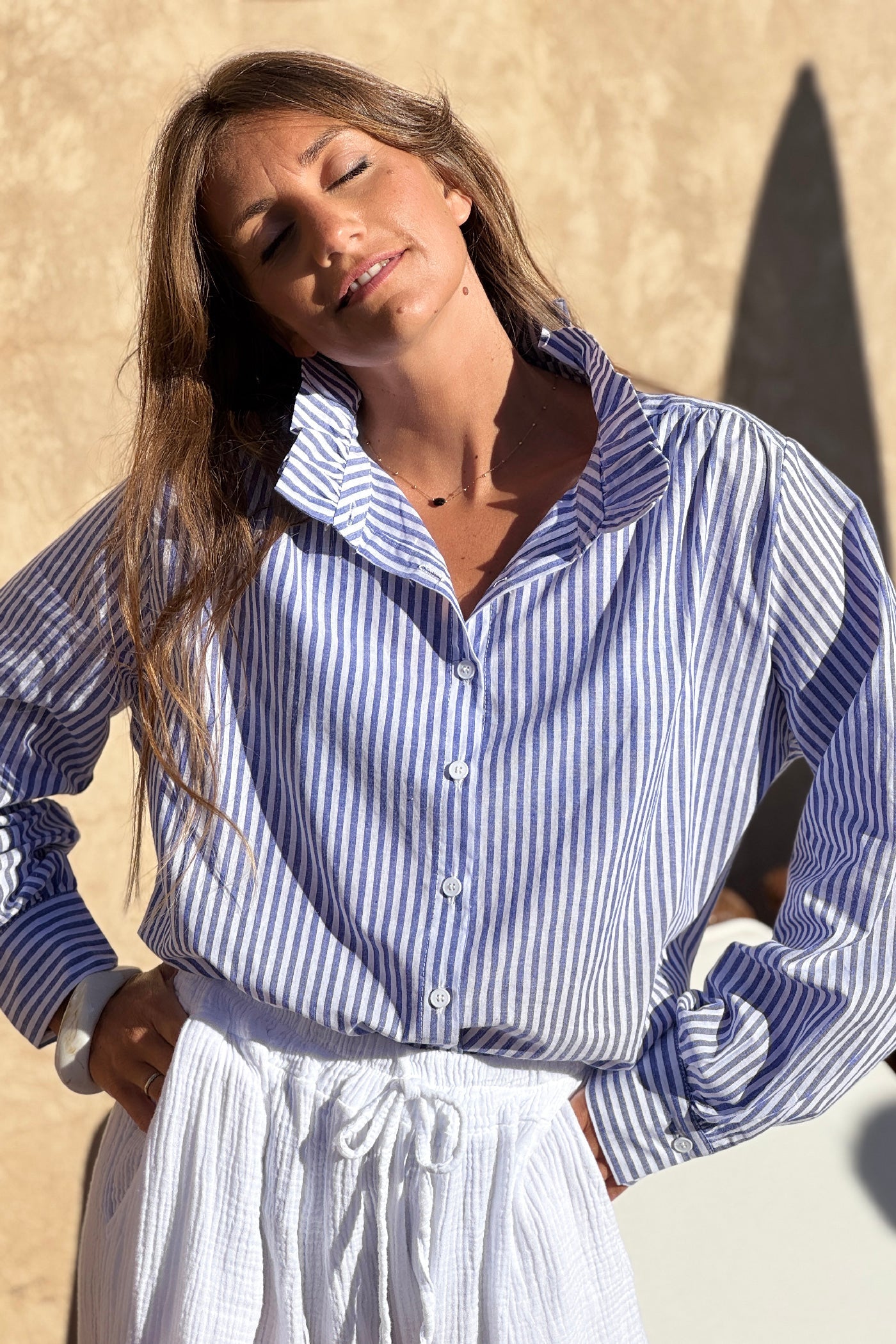 Camisa Blanca Algodón Rayas Azules Cuello Victoriano