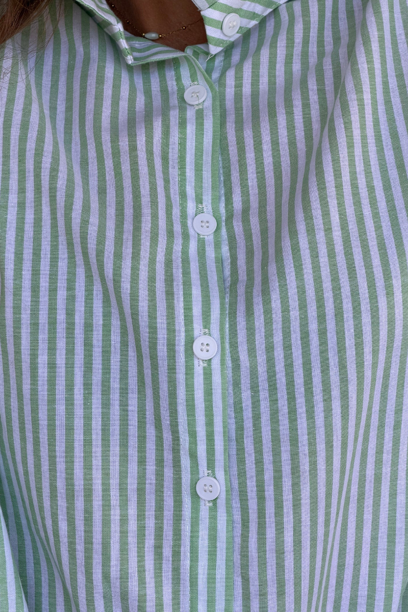 Camisa Blanca Algodón Rayas Verdes Cuello Victoriano