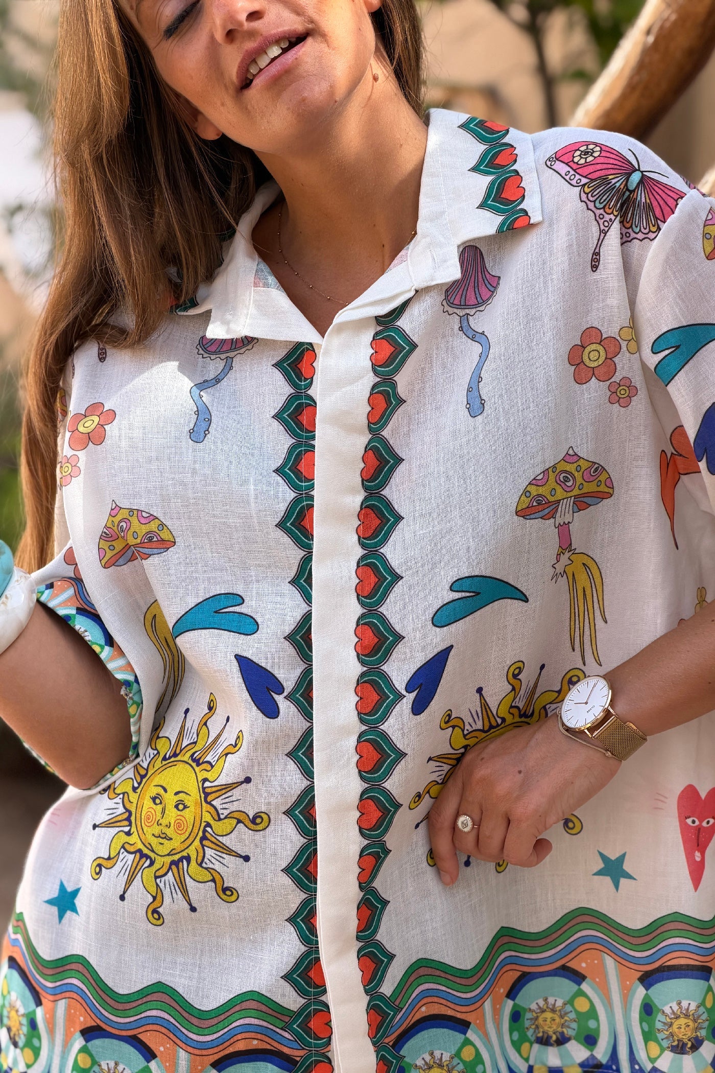 Camisa Blanca Estampado Símbolos Coloridos