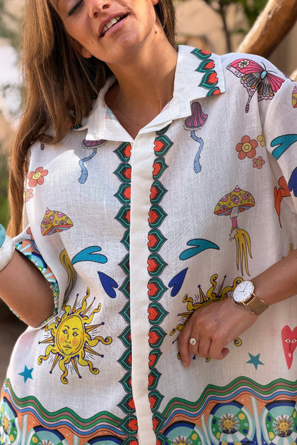 Camisa Blanca Estampado Símbolos Coloridos