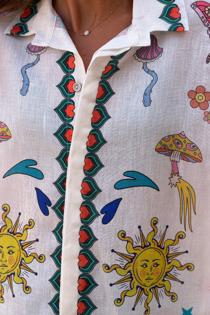 Camisa Blanca Estampado Símbolos Coloridos