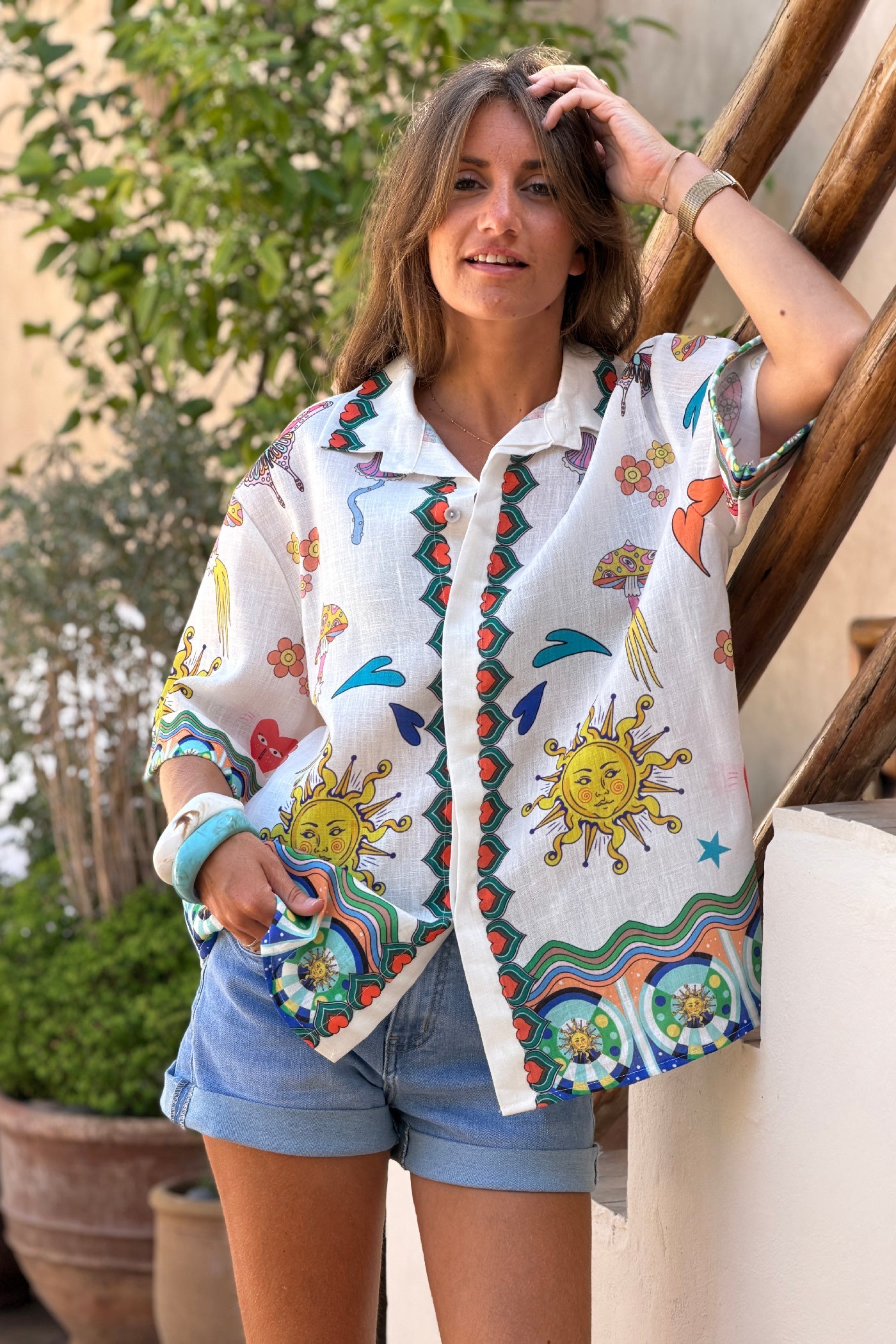 Camisa Blanca Estampado Símbolos Coloridos