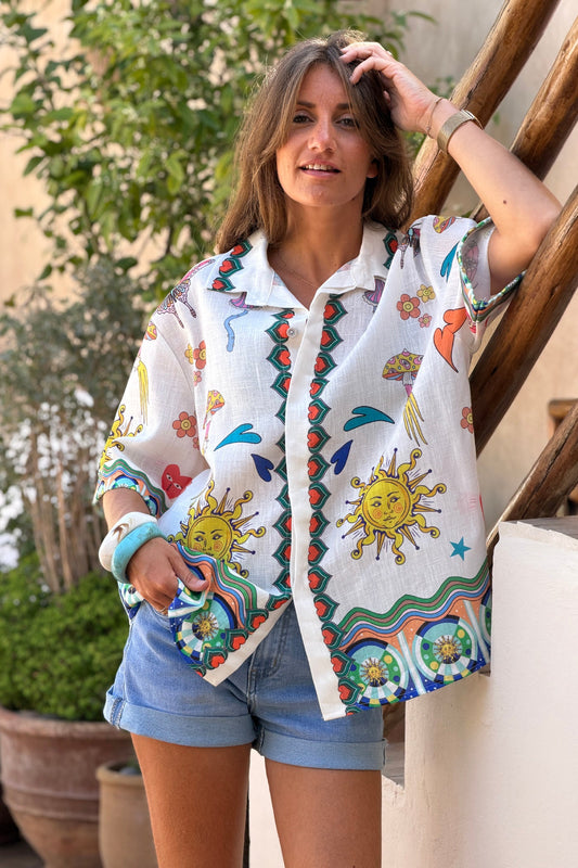 Camisa Blanca Estampado Símbolos Coloridos