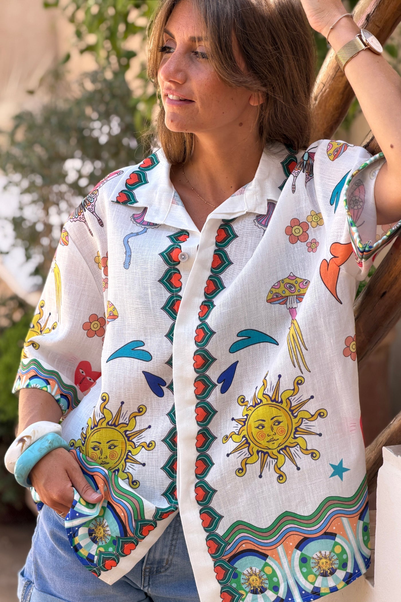 Camisa Blanca Estampado Símbolos Coloridos