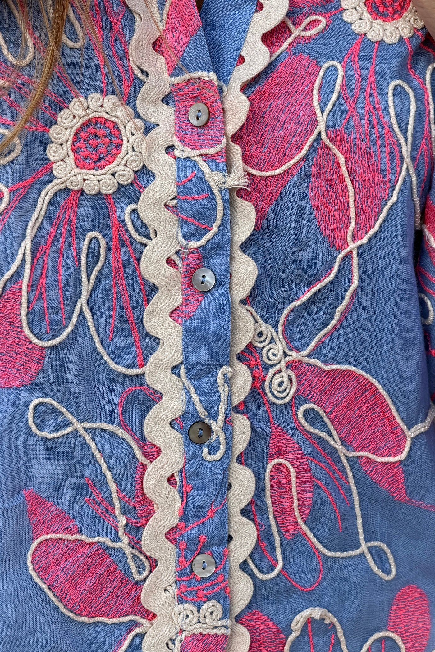 Camisa Azul Bordado Flores Beige y Rosa Mangas Abullonadas