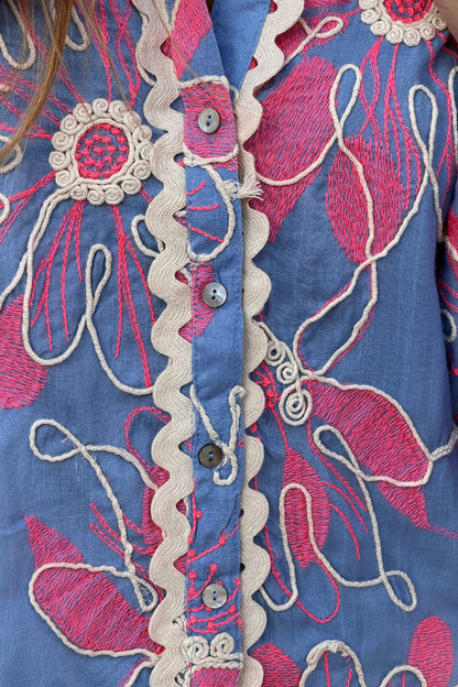 Camisa Azul Bordado Flores Beige y Rosa Mangas Abullonadas