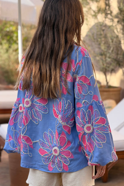 Camisa Azul Bordado Flores Beige y Rosa Mangas Abullonadas