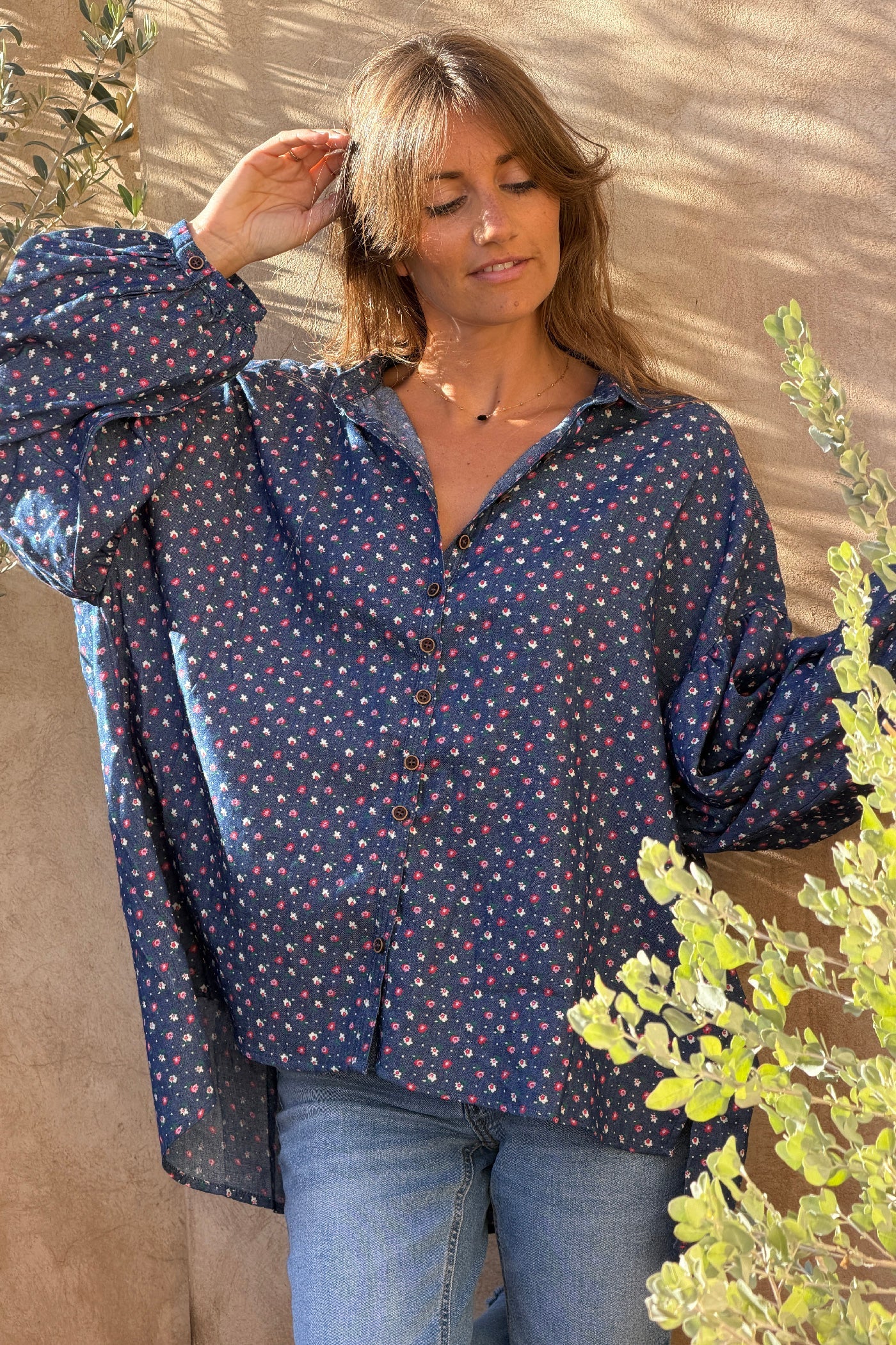 Camisa Azul Efecto Denim Pequeñas Flores Rojas y Rosa