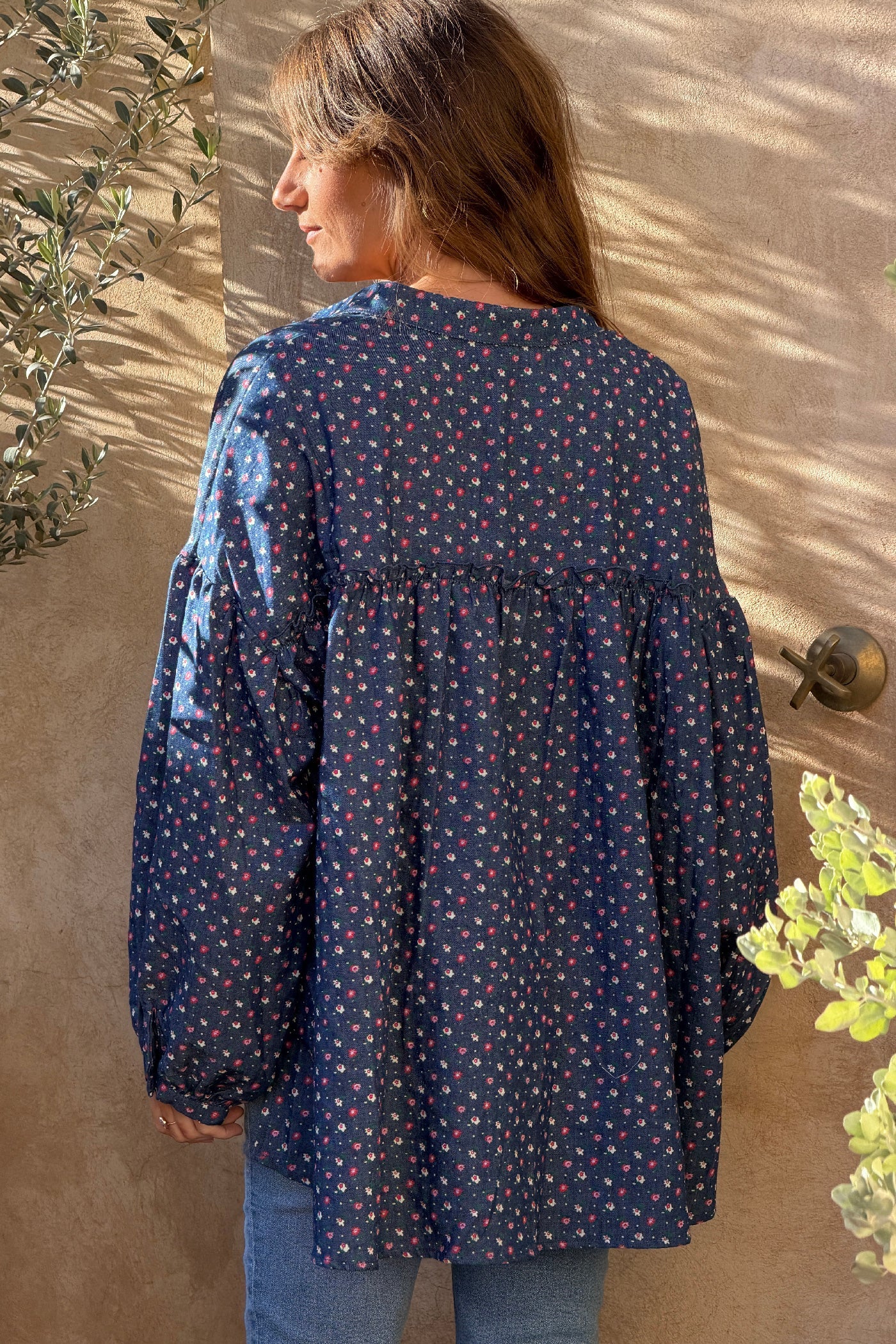 Camisa Azul Efecto Denim Pequeñas Flores Rojas y Rosa