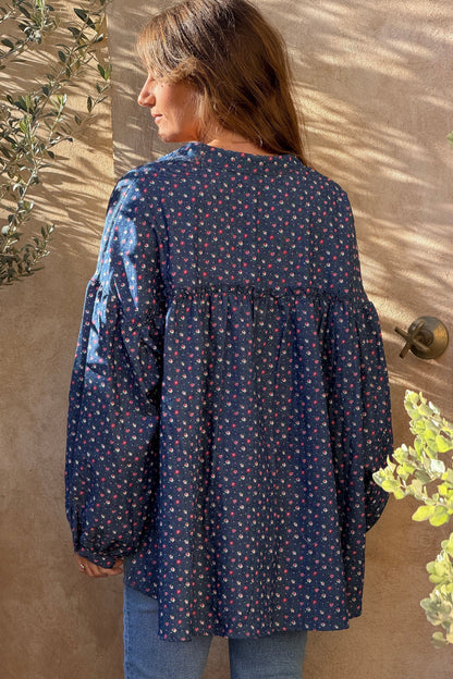 Camisa Azul Efecto Denim Pequeñas Flores Rojas y Rosa