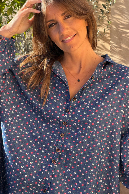 Camisa Azul Efecto Denim Pequeñas Flores Rojas y Rosa