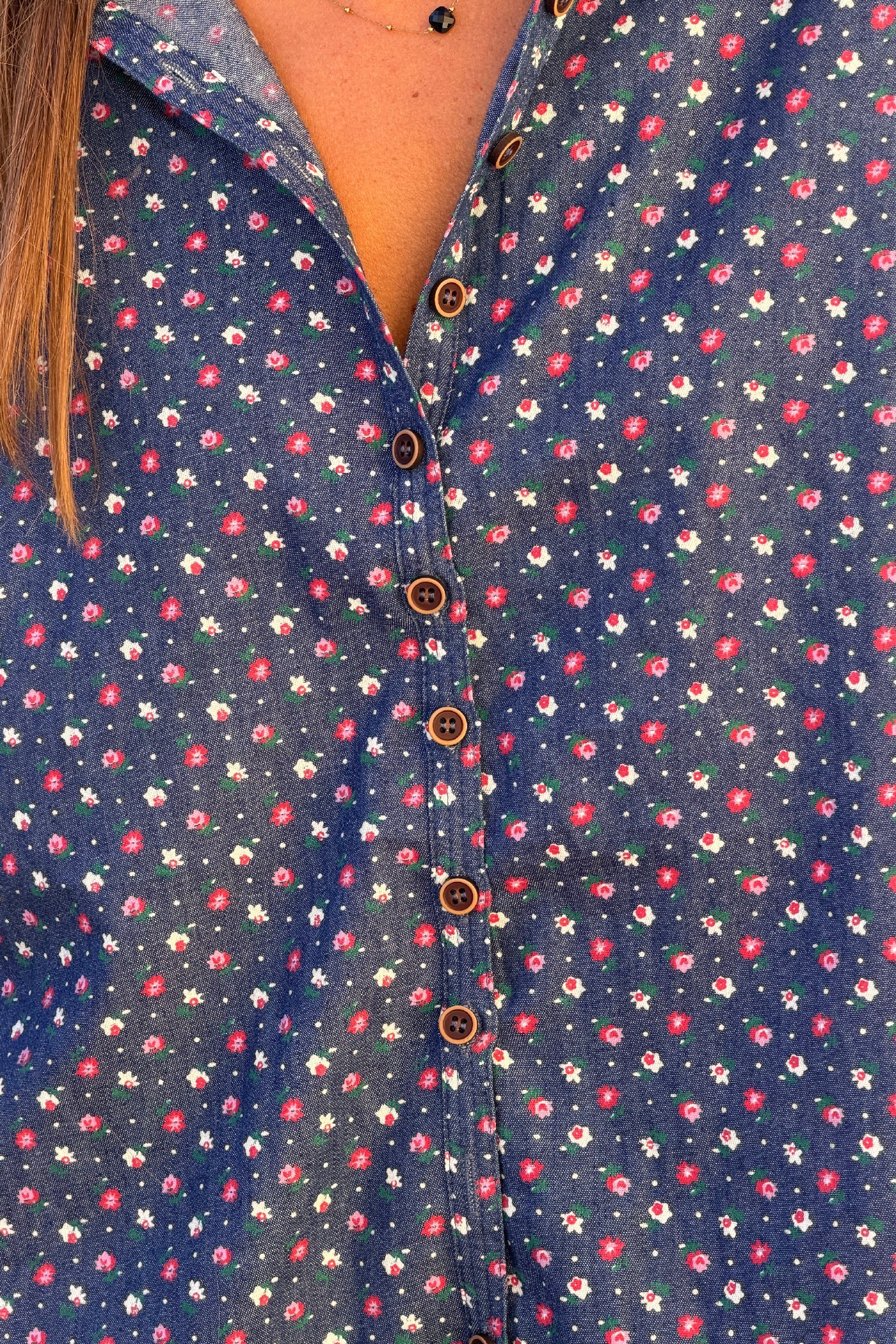 Camisa Azul Efecto Denim Pequeñas Flores Rojas y Rosa