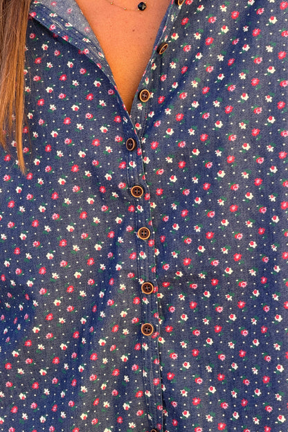 Camisa Azul Efecto Denim Pequeñas Flores Rojas y Rosa