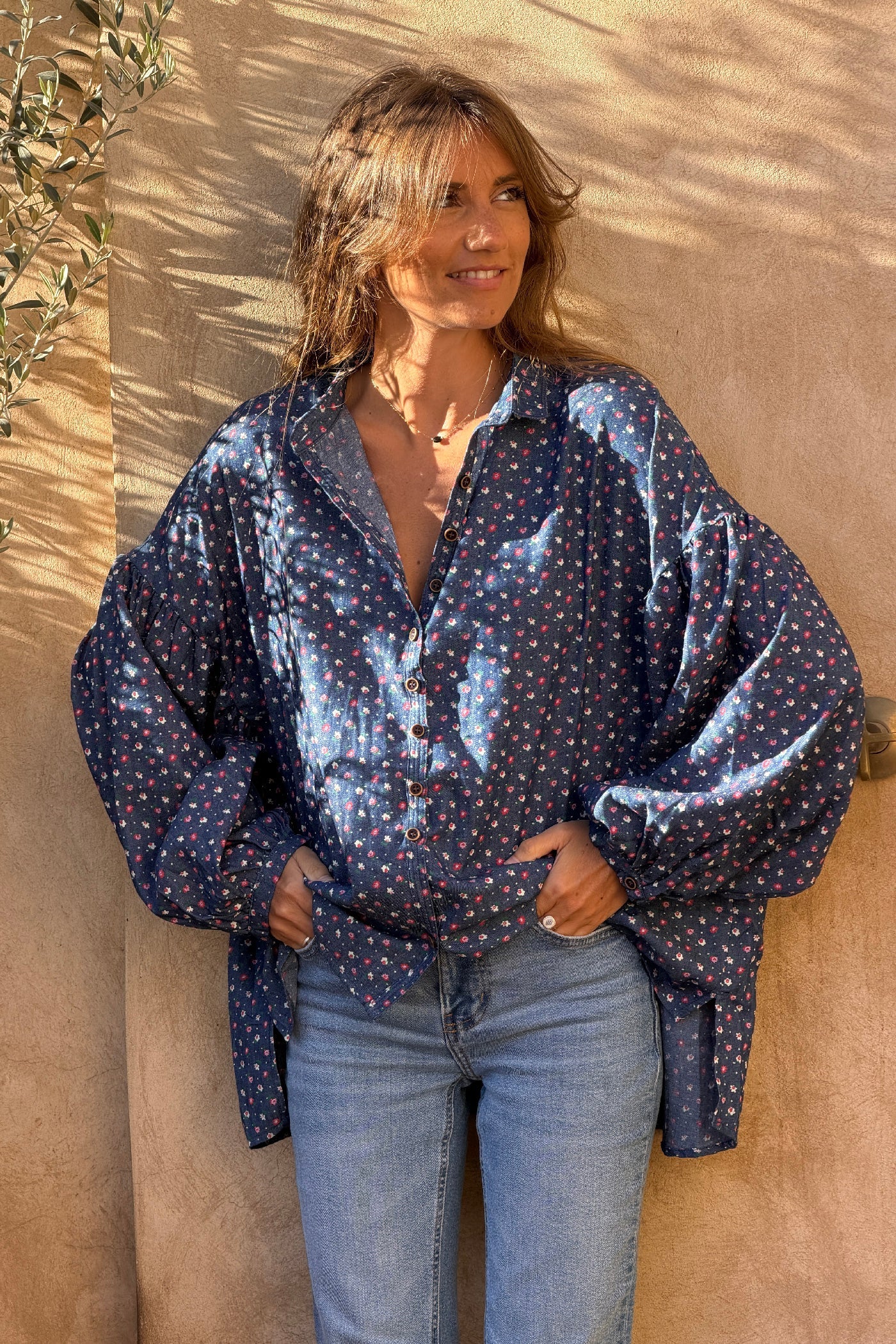 Camisa Azul Efecto Denim Pequeñas Flores Rojas y Rosa