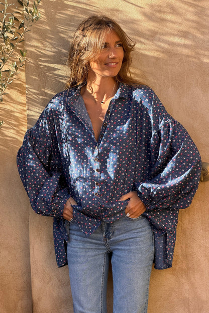 Camisa Azul Efecto Denim Pequeñas Flores Rojas y Rosa