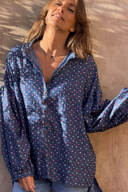 Camisa Azul Efecto Denim Pequeñas Flores Rojas y Rosa