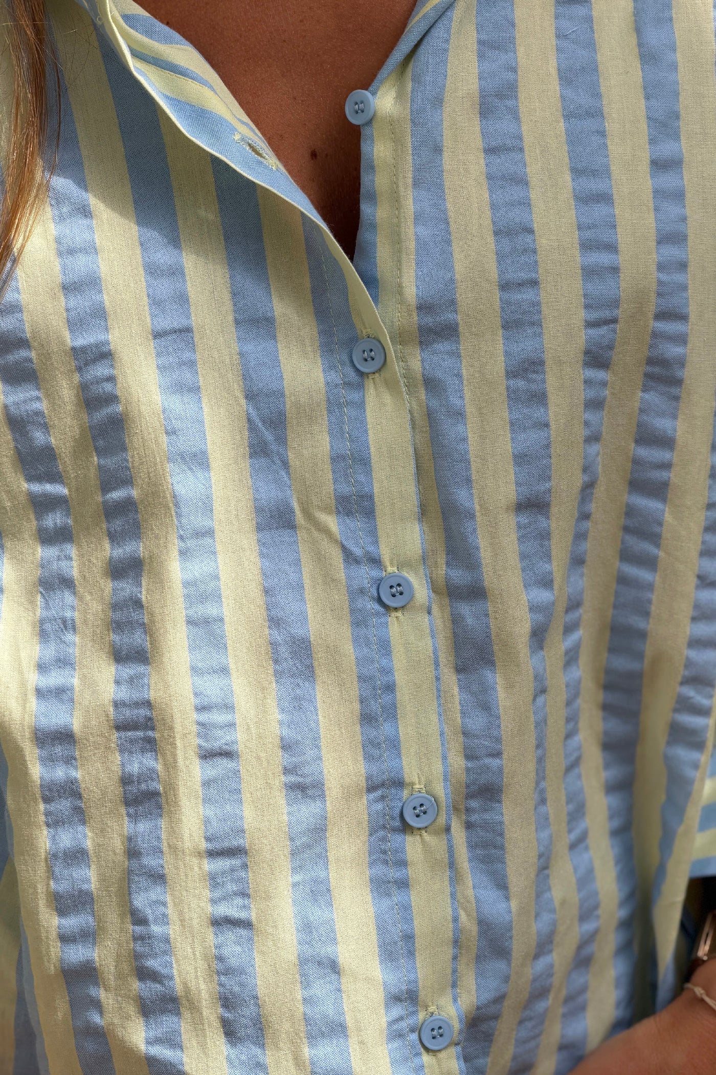 Camisa Algodón Rayas Amarillo Pálido y Azul Cuello Victoriano