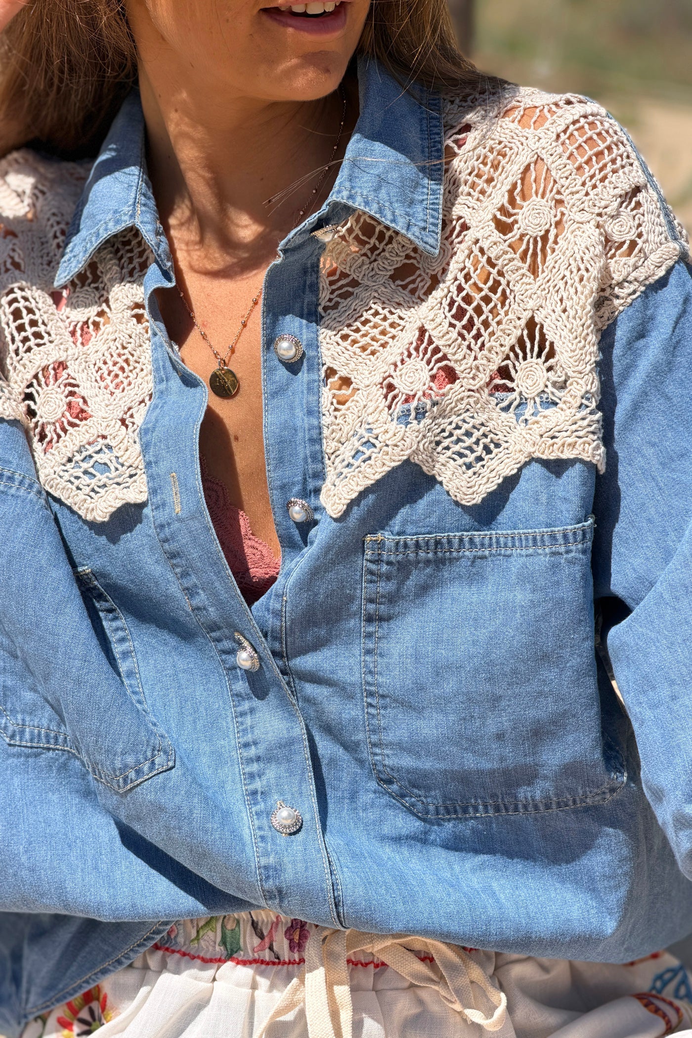 Camisa Denim Fluida Detalle Crochet en Hombros