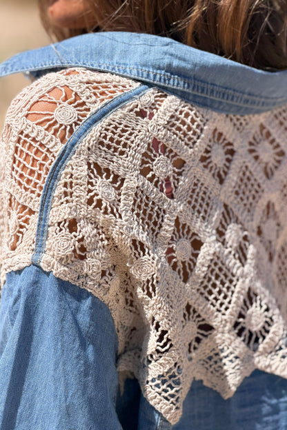 Camisa Denim Fluida Detalle Crochet en Hombros