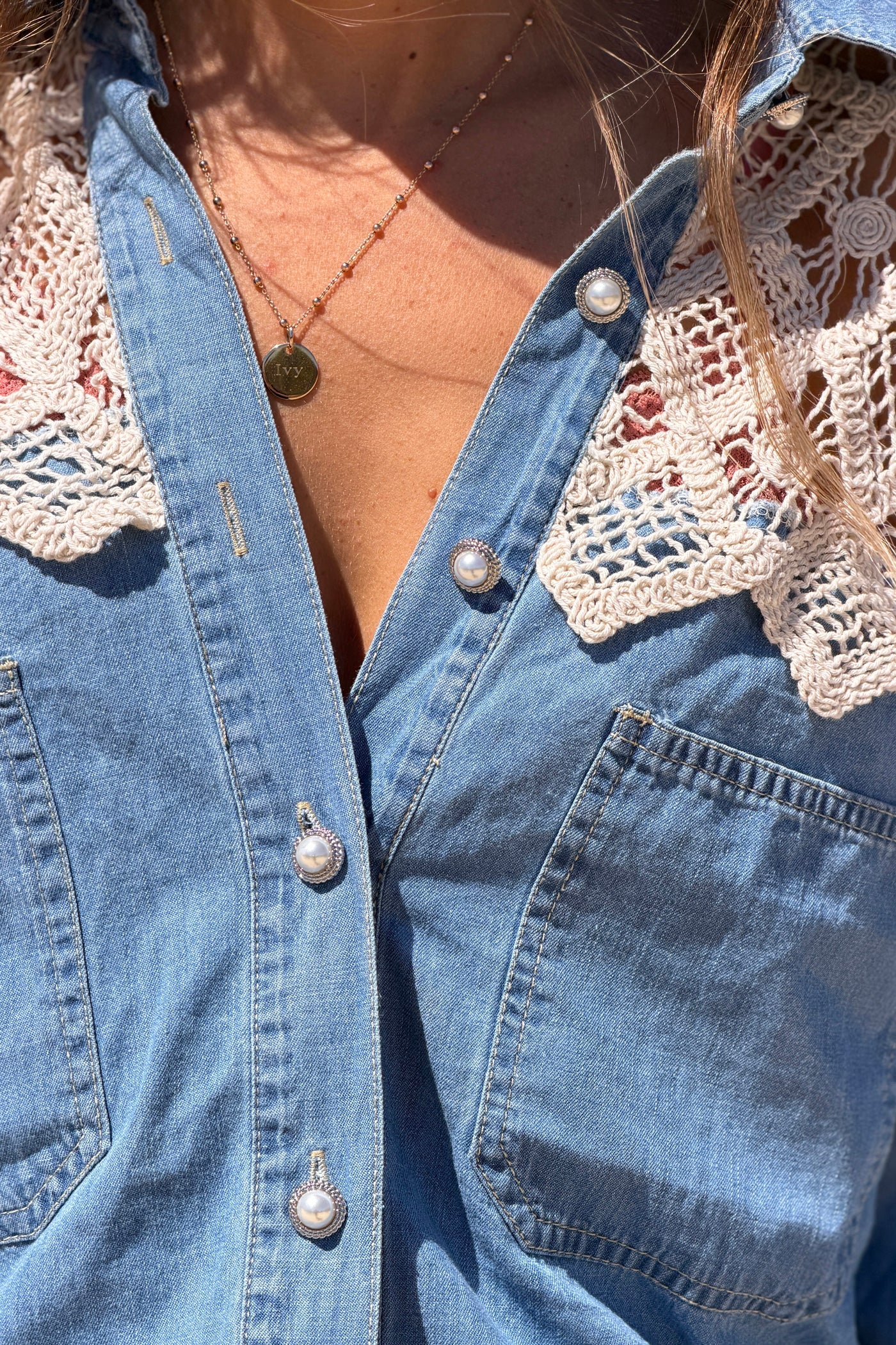 Camisa Denim Fluida Detalle Crochet en Hombros