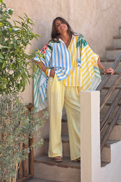 Camisa Extra Amplia Rayas Tropicales Loros y Palmeras