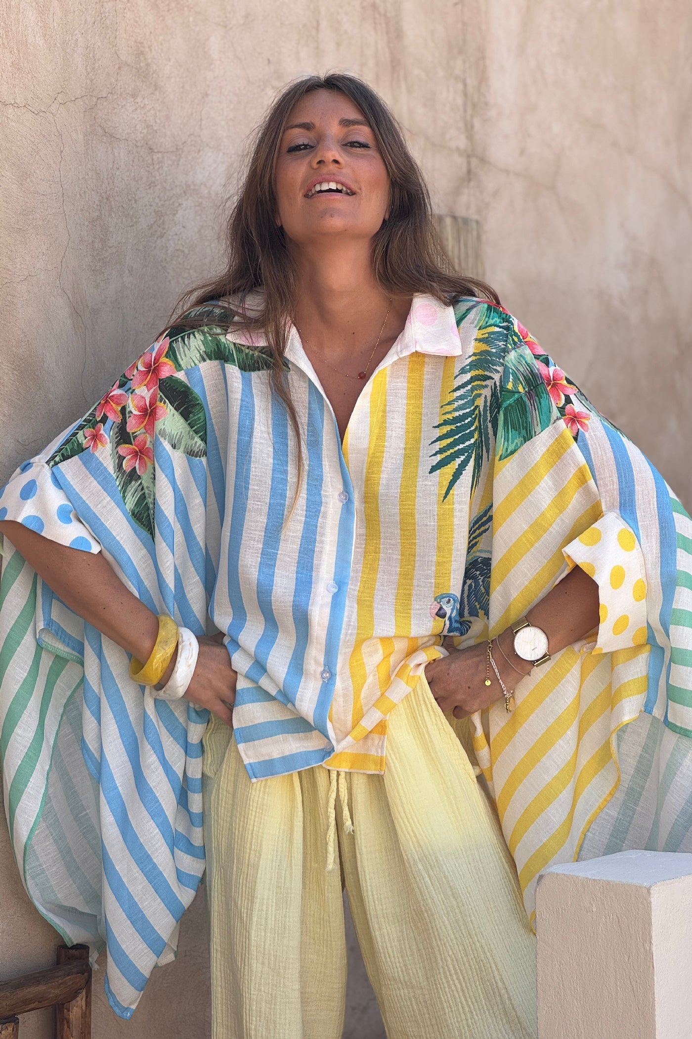Camisa Extra Amplia Rayas Tropicales Loros y Palmeras