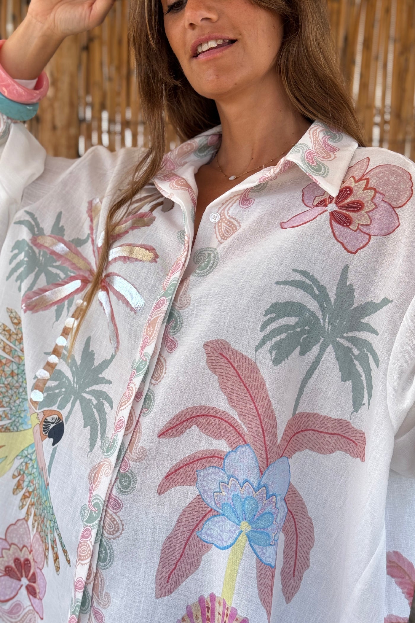 Camisa Amplia Blanca Estampado Tropical Palmeras y Loros