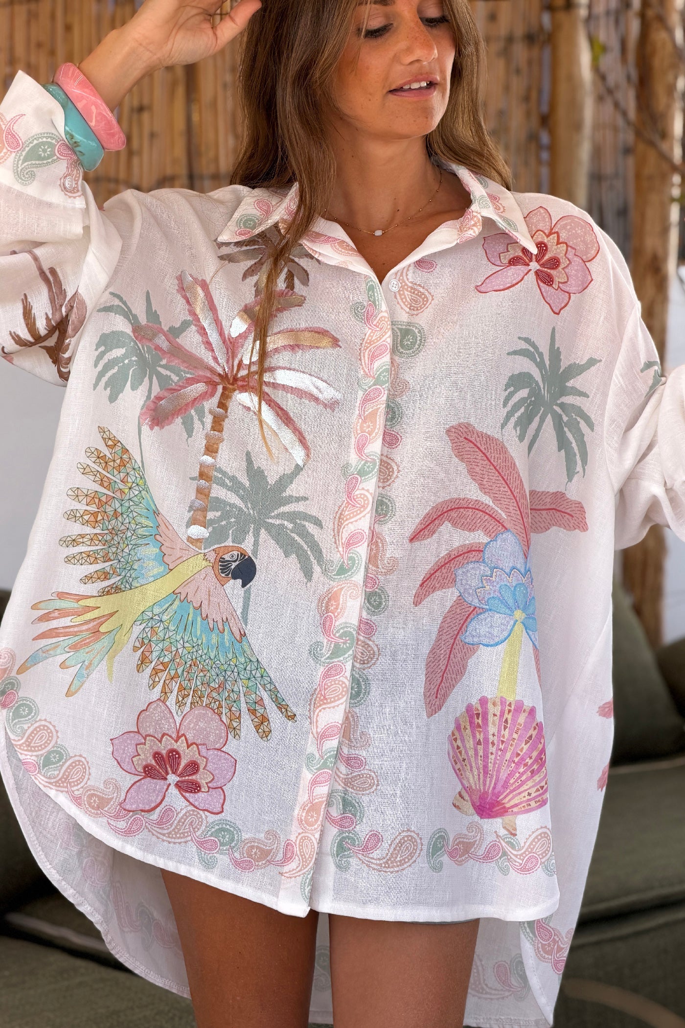 Camisa Amplia Blanca Estampado Tropical Palmeras y Loros