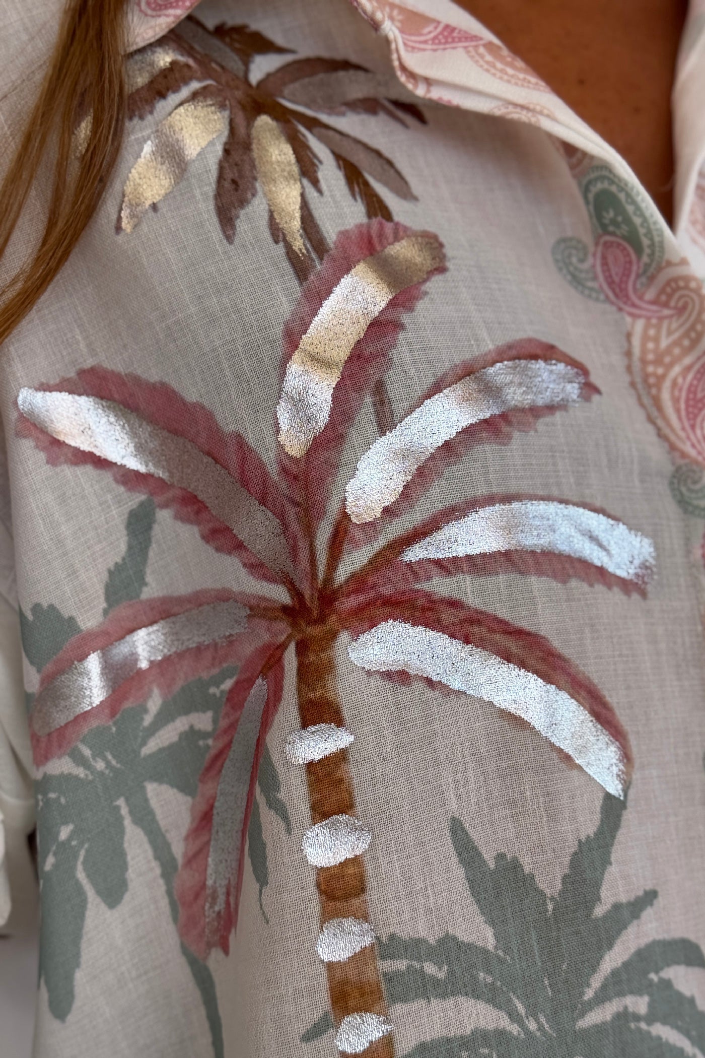 Camisa Amplia Blanca Estampado Tropical Palmeras y Loros