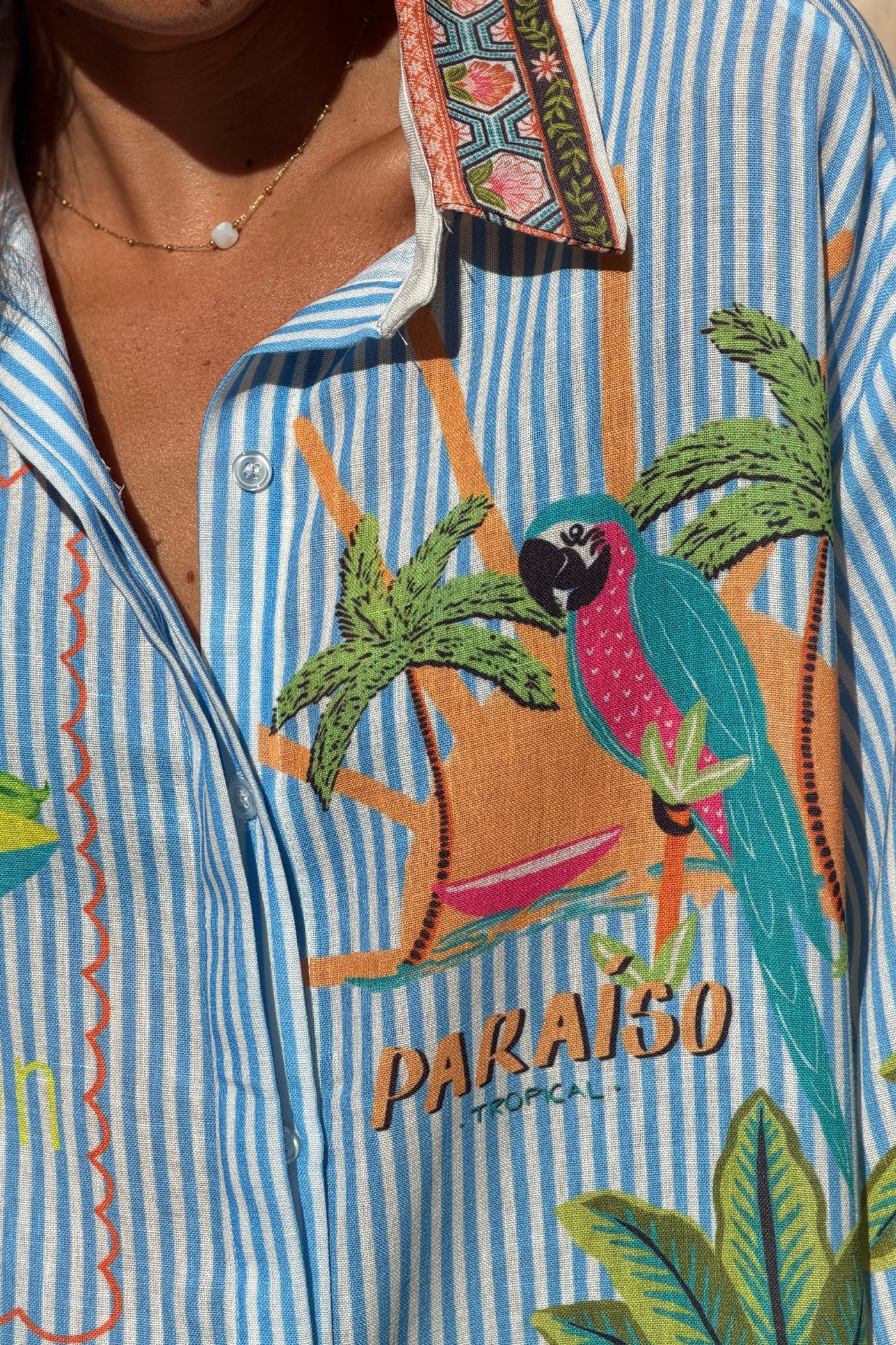 Camisa Suelta Rayas Azul Tropical Palmeras y Loros