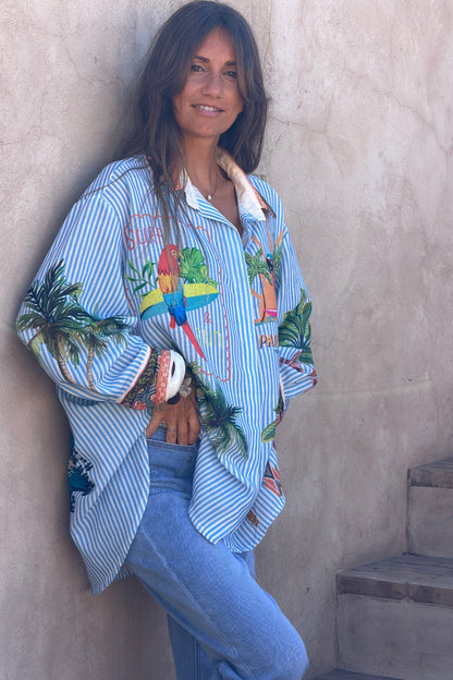 Camisa Suelta Rayas Azul Tropical Palmeras y Loros