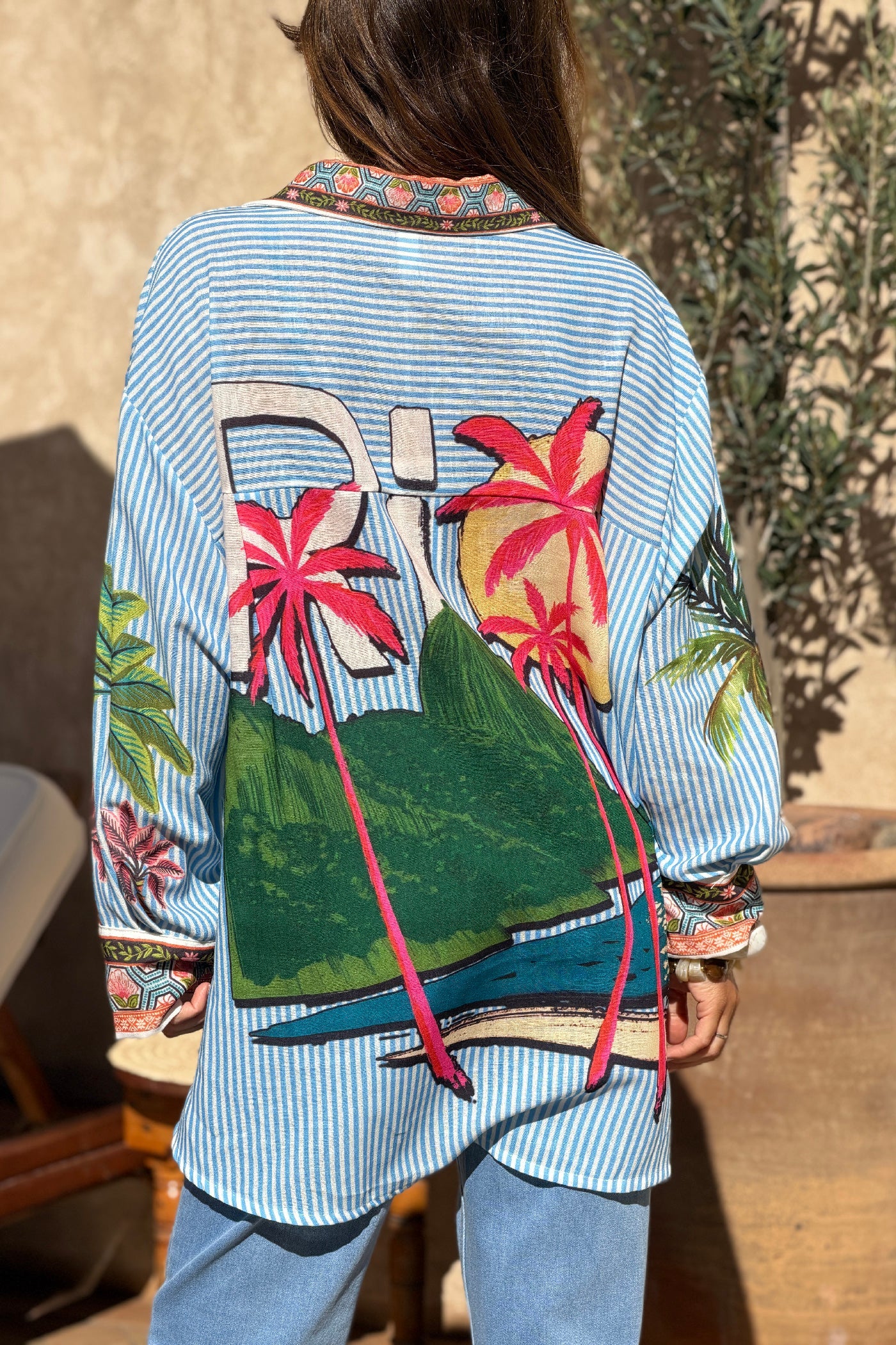 Camisa Suelta Rayas Azul Tropical Palmeras y Loros