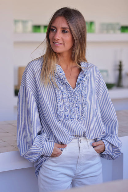 Camisa Suave Rayas Azul Cielo Cuello Volantes