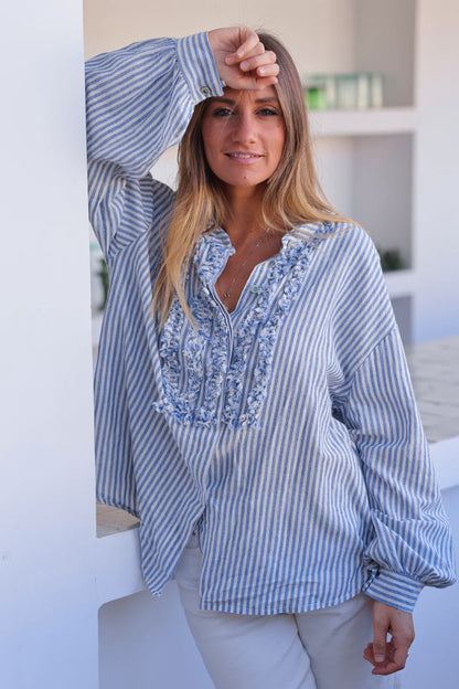 Camisa Suave Rayas Azul Cielo Cuello Volantes
